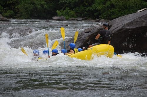 nature-sauvage-activité-rafting-riviere