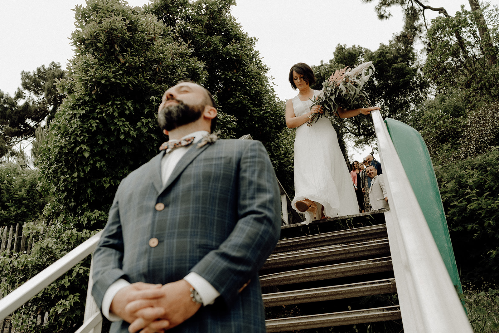 mariage-cap-ferret-arrivee-mariee-escaliers